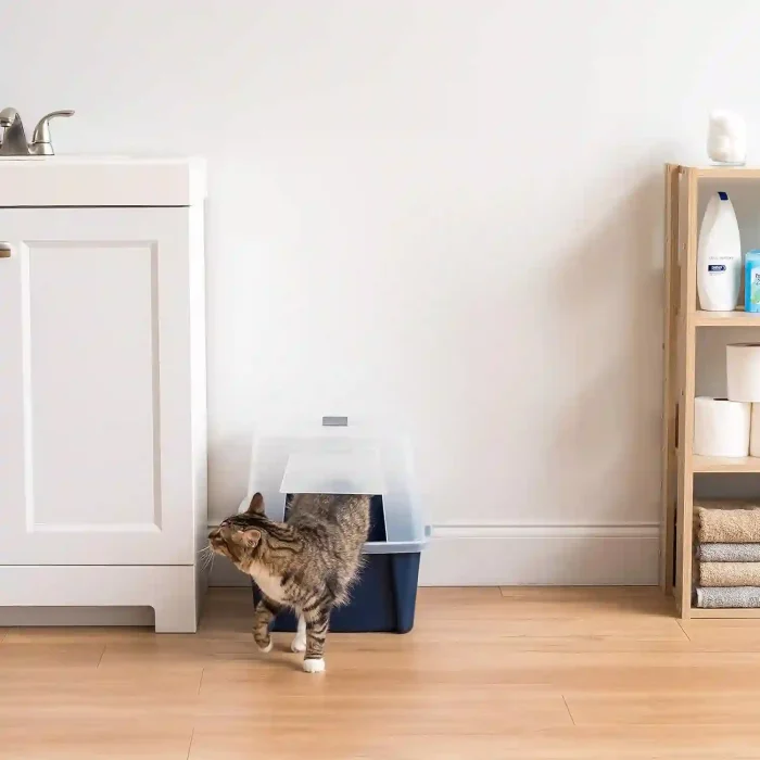 IRIS USA Covered Cat Litter Box in Navy with Front Door Flap and Scoop Holder